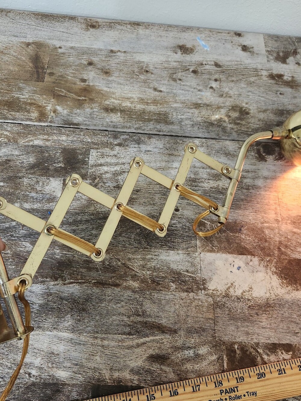 Vintage Brass Accordion Scissor Arm Wall Lamp MCM Hollywood Regency Sconce Gold